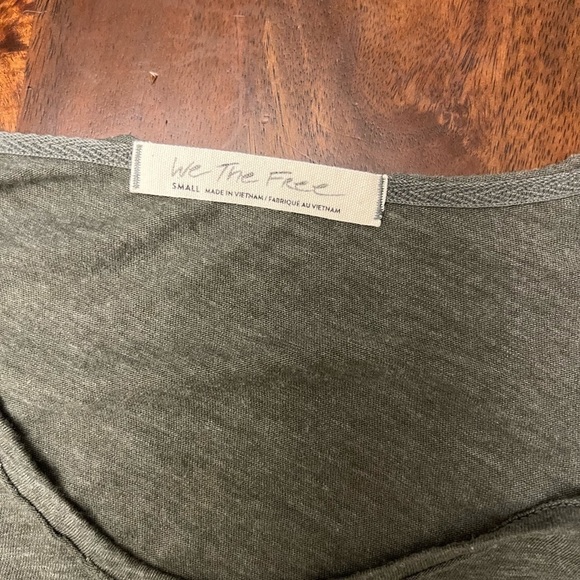 We The Free - Long Sleeve Flowy Green Shirt with Button Sleeve Detail Sz Small - Picture 6 of 6